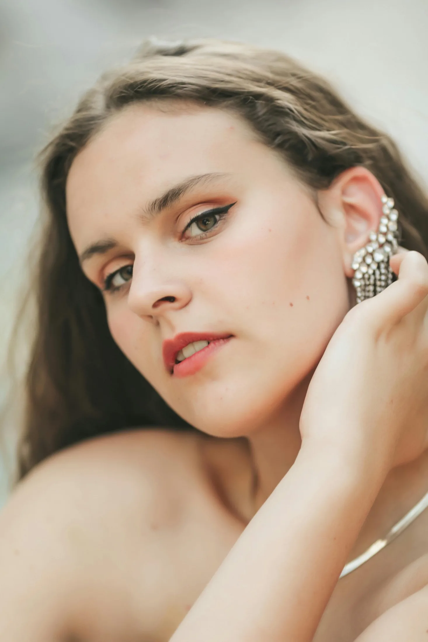 Retrato feminino destacando orelha e perfil