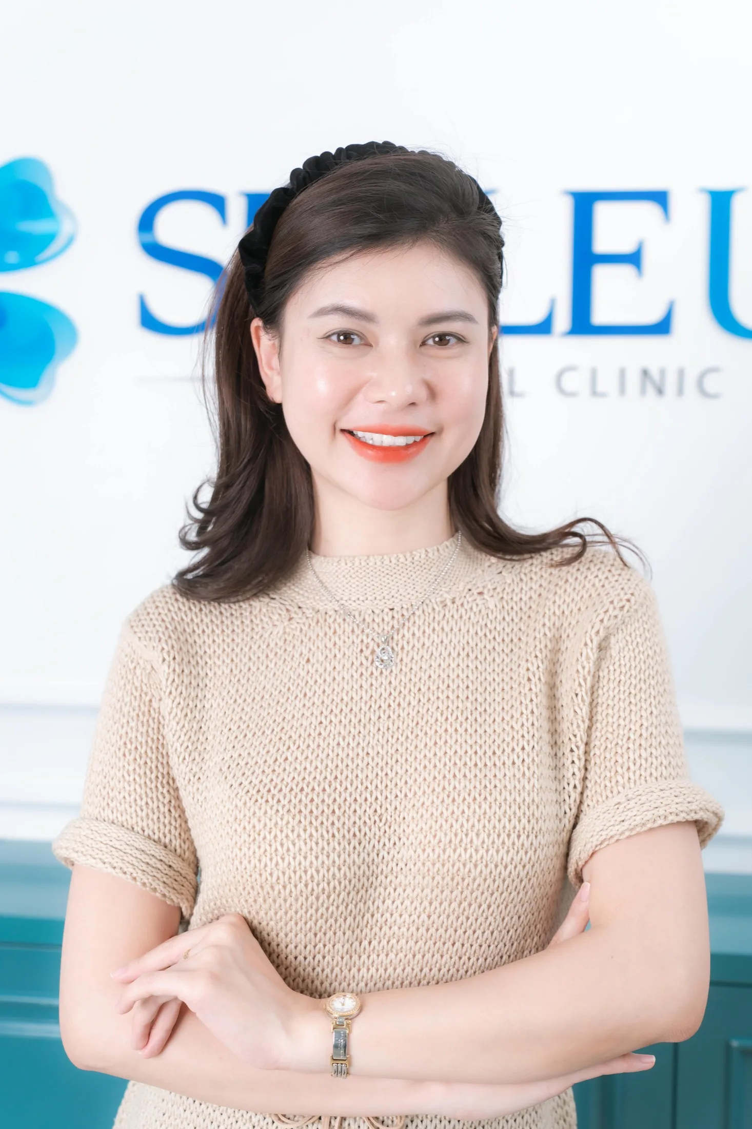 Paciente sorrindo em ambiente de clínica