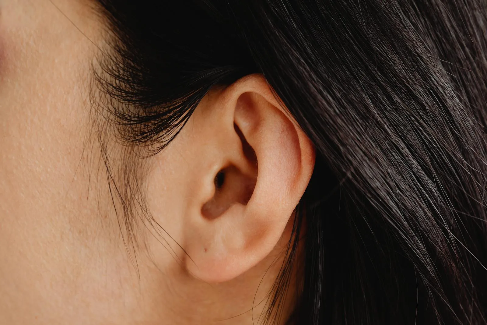 Perfil feminino com destaque para a orelha
