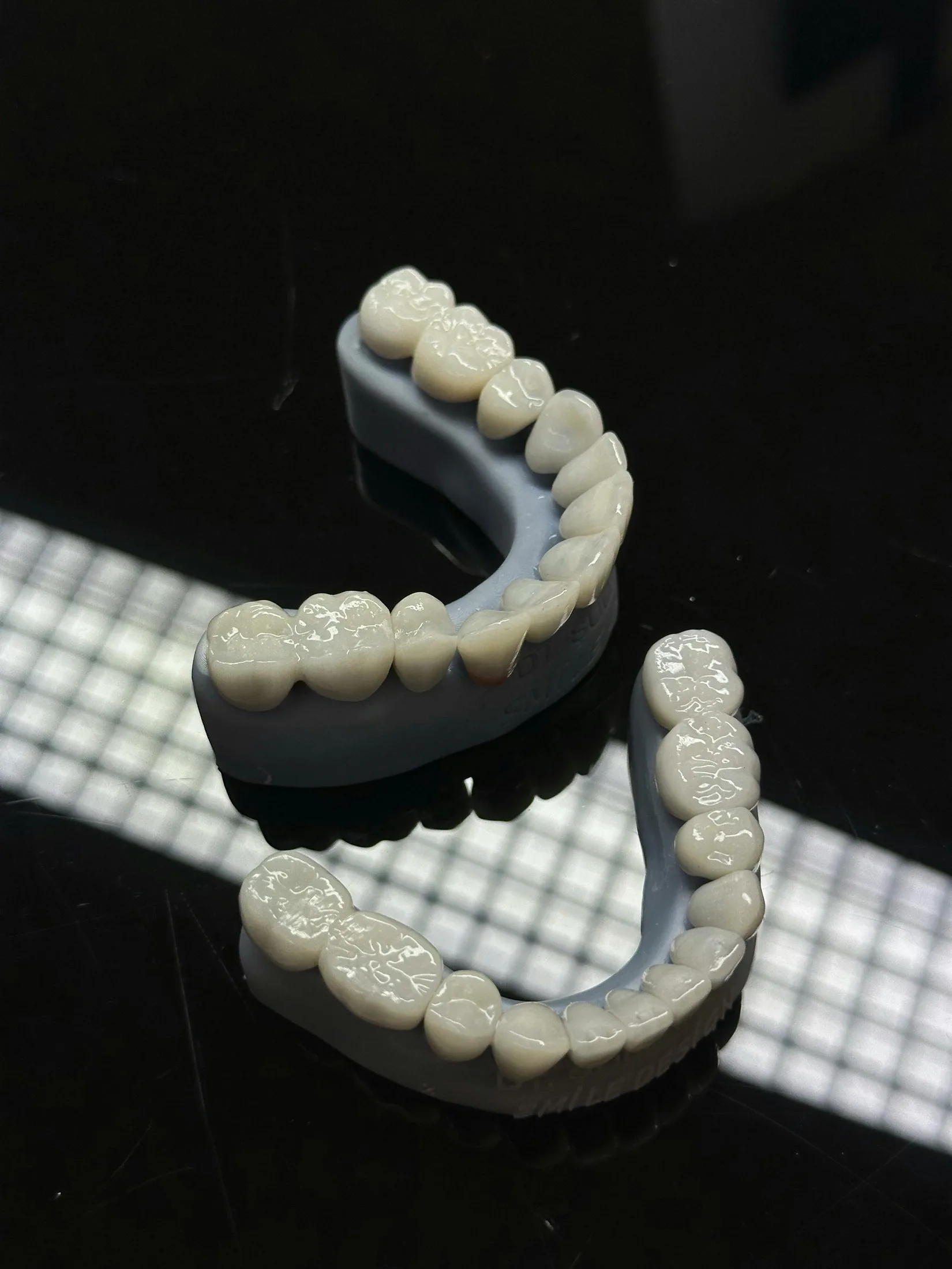 Modelo de lentes em porcelana sobre superfície refletiva